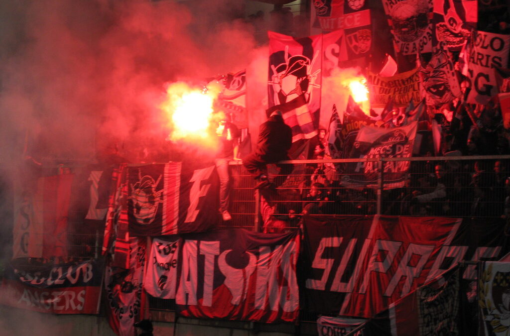 Fumigènes dans le parcage des supporters du PSG à Rennes le 30 novembre 2008