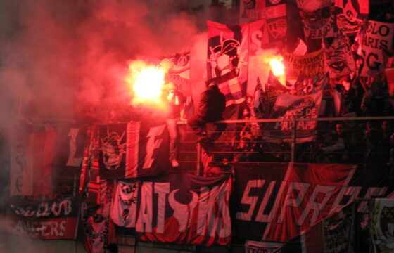 Fumigènes dans le parcage des supporters du PSG à Rennes le 30 novembre 2008