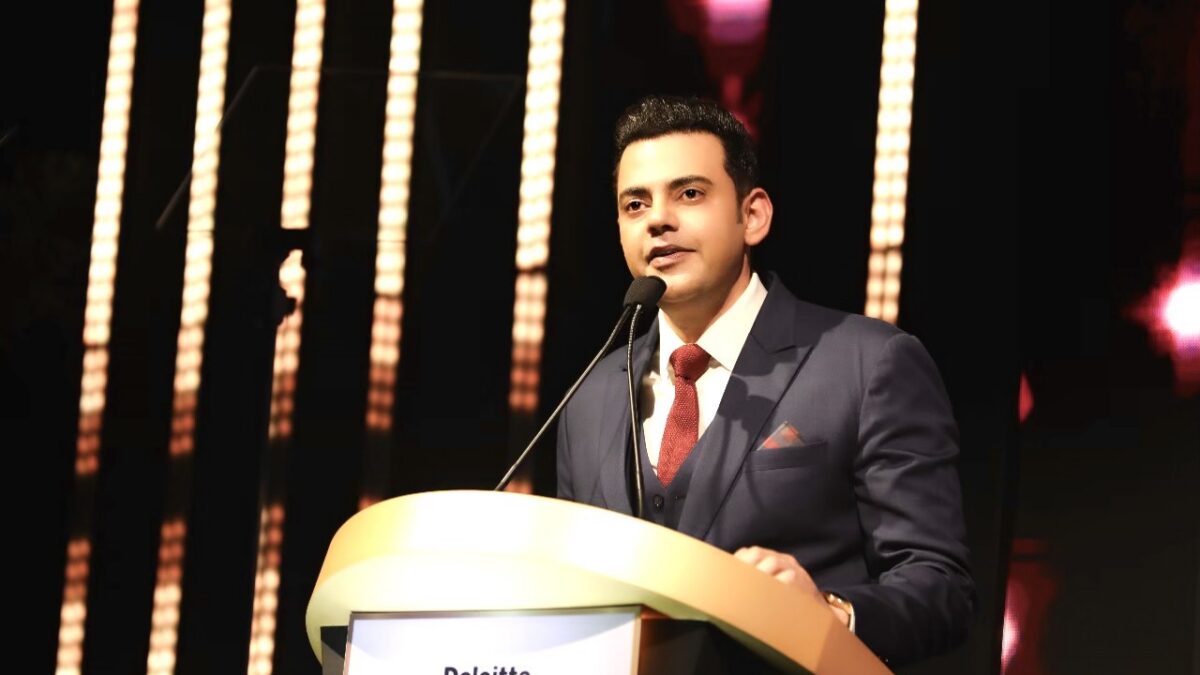 Cyrus Sahukar hosting Deloitte Economics Times Awards in 2022
