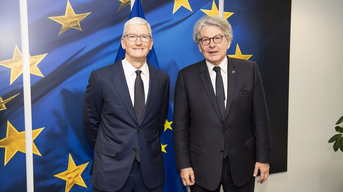 Tim Cook: spouse, relationships, children and family facts in the public record