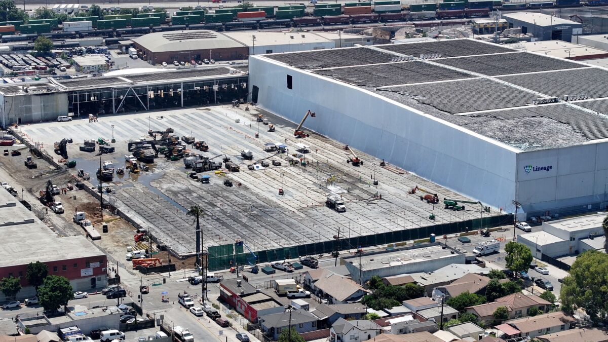 Lineage cleanup site in Boyle Heights amid missed-deadline dispute